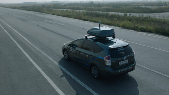 네이버가 24일 개발자 회의 '데뷰(DEVIEW) 2016'에서 공개한 네이버의 자율주행차량 시제품. 네이버는 생활에 스며든 인공지능(AI) 서비스라는 연구개발 목표에 따라 자율주행 차량 연구에 많은 공을 쏟고 있다고 밝혔다. 네이버 제공